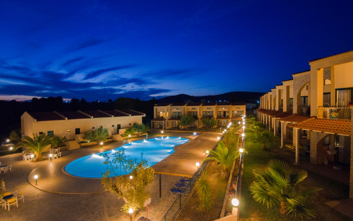 Hotel Village Mare bazen nocu.jpg