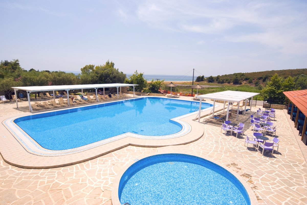 Hotel Village Mare bazen sa lezaljkama.jpg