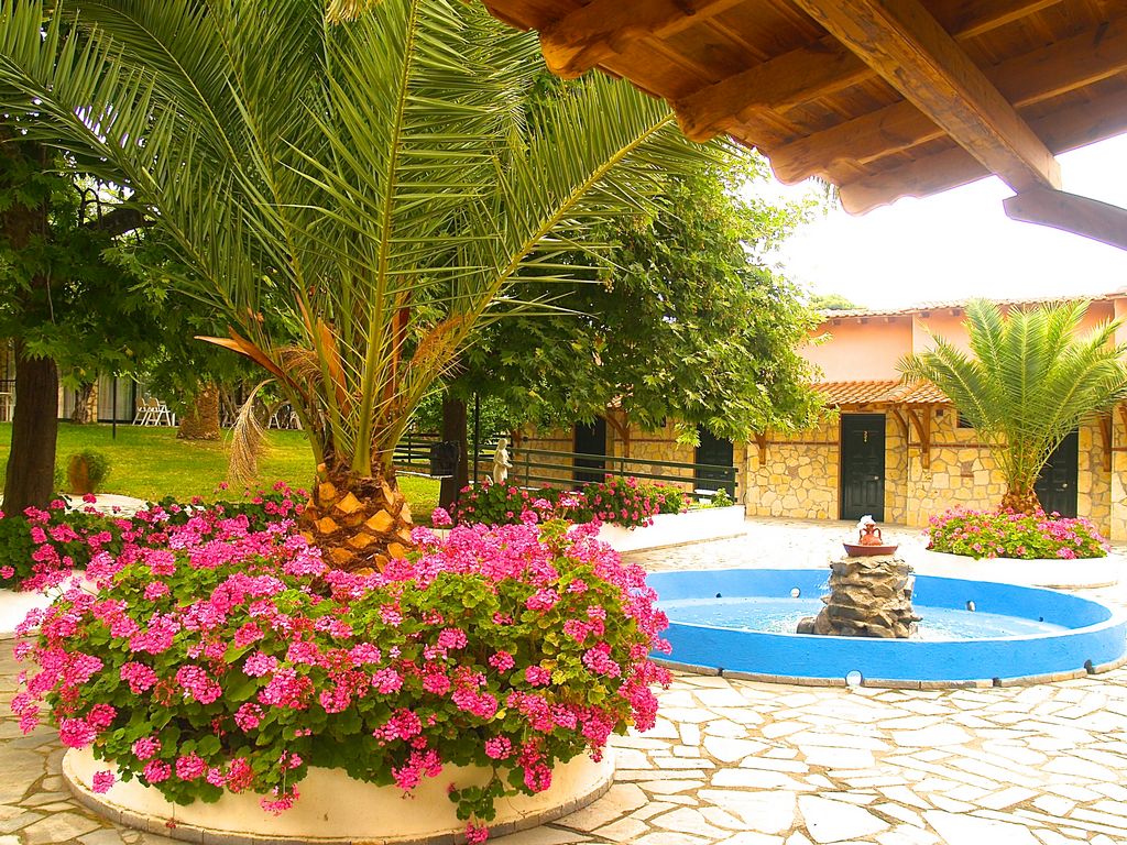 Hotel Village Mare garden.jpg