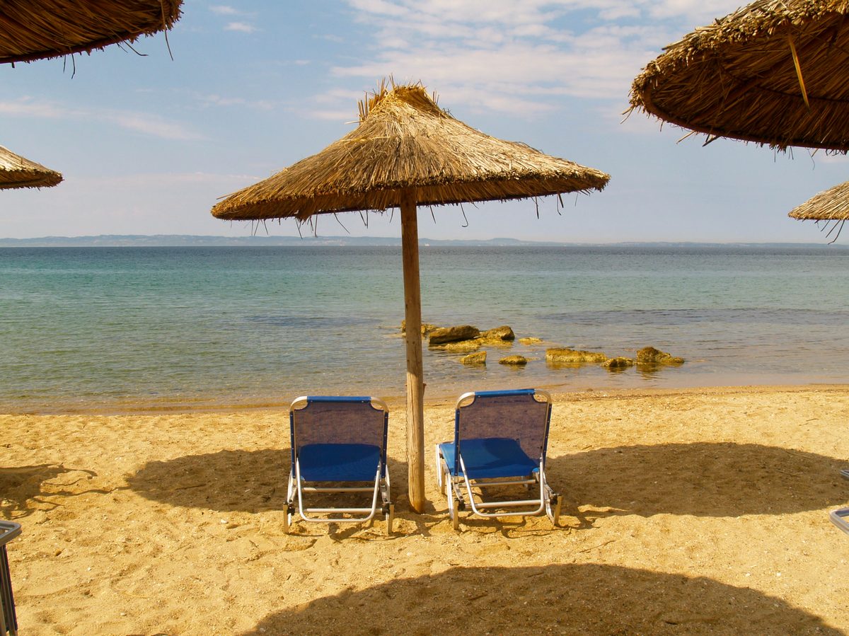 Hotel Village Mare plaza sa lezaljkama.jpg