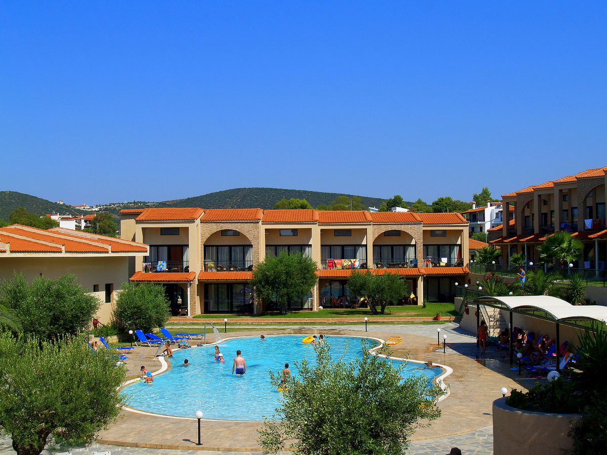 Hotel Village Mare sa bazenom.jpg