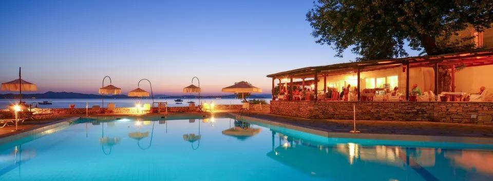 Hotel Xenia bar na bazenu.jpg