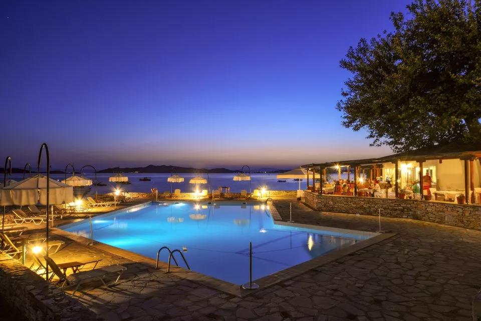 Hotel Xenia bazen uvece.jpg