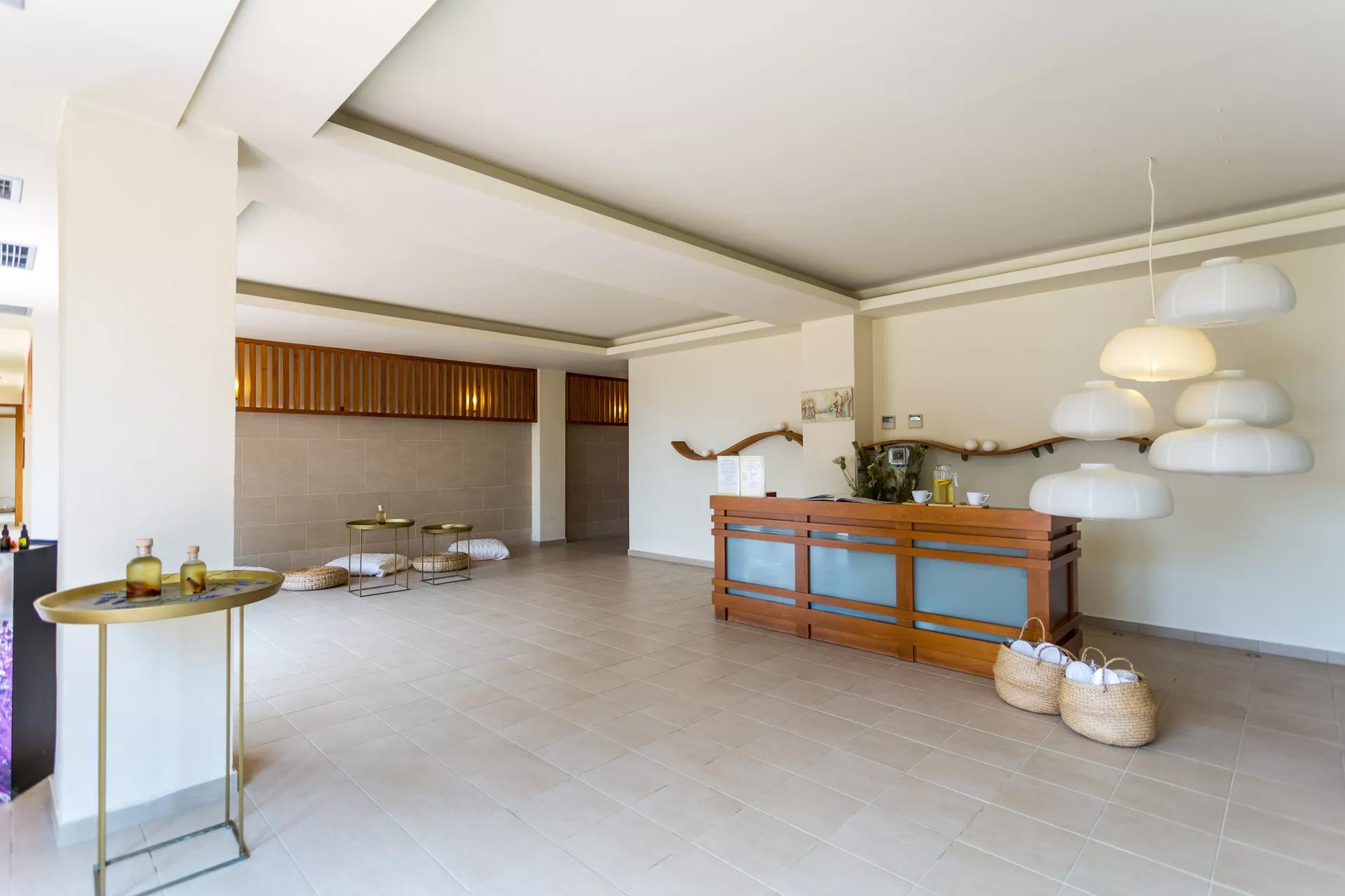 Hotel Xenia lobby i recepcija.jpg