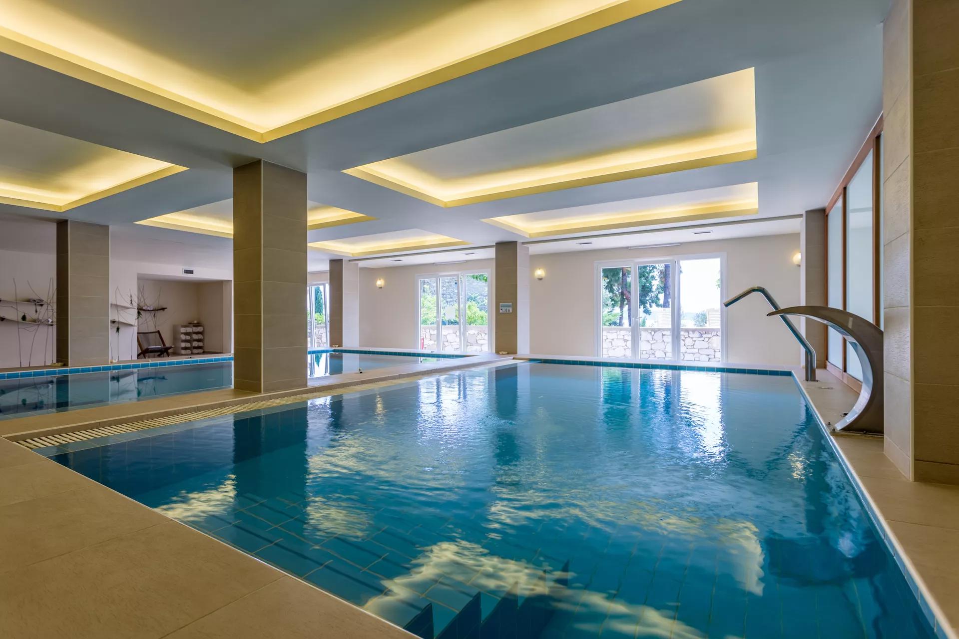 Hotel Xenia zatvoreni bazeni.jpg