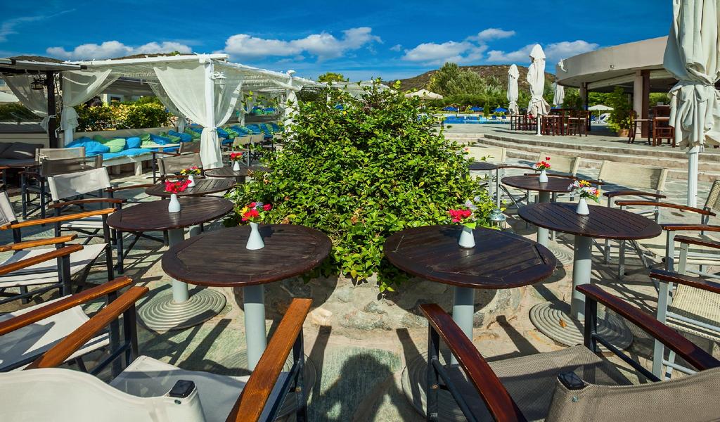 Hotel Xenios Anastasia Resort Pool bar.jpg