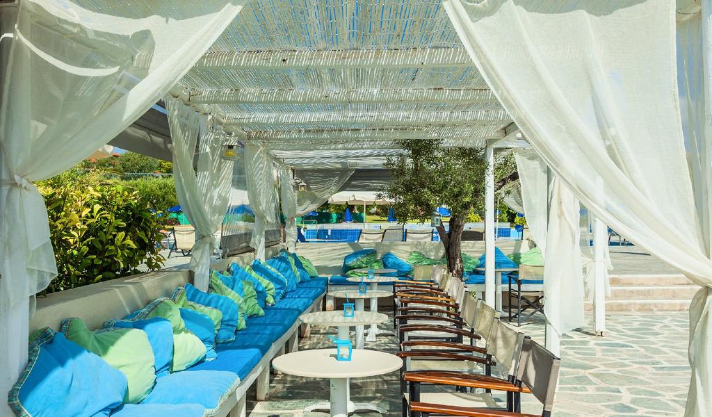 Hotel Xenios Anastasia Resort bar na bazenu.jpg