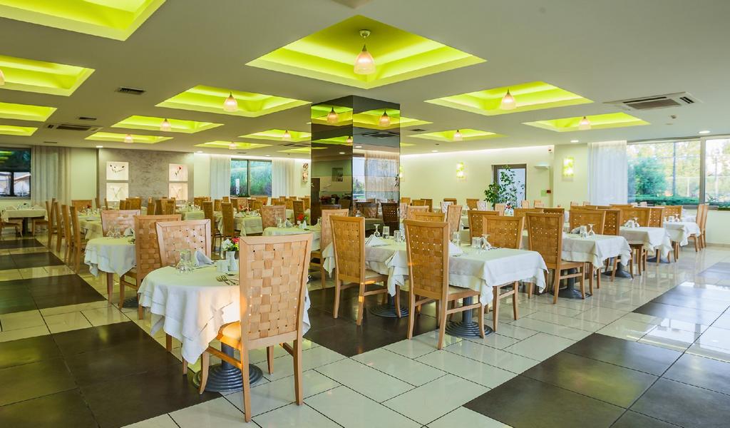 Hotel Xenios Anastasia Resort glavni restoran unutra.jpg