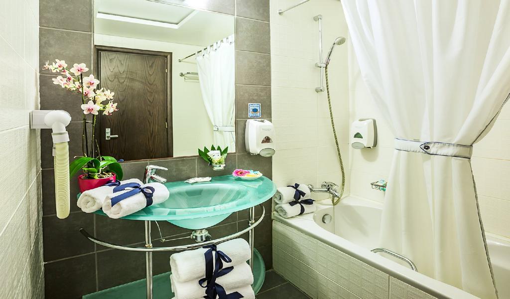 Hotel Xenios Anastasia Resort standard room kupatilo.jpg