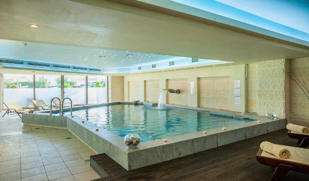 Hotel Xenios Anastasia Resort zatvoreni bazen.jpg