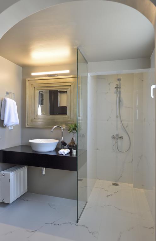 Hotel Altius Kolonaki Lodge bathroom 1.jpg
