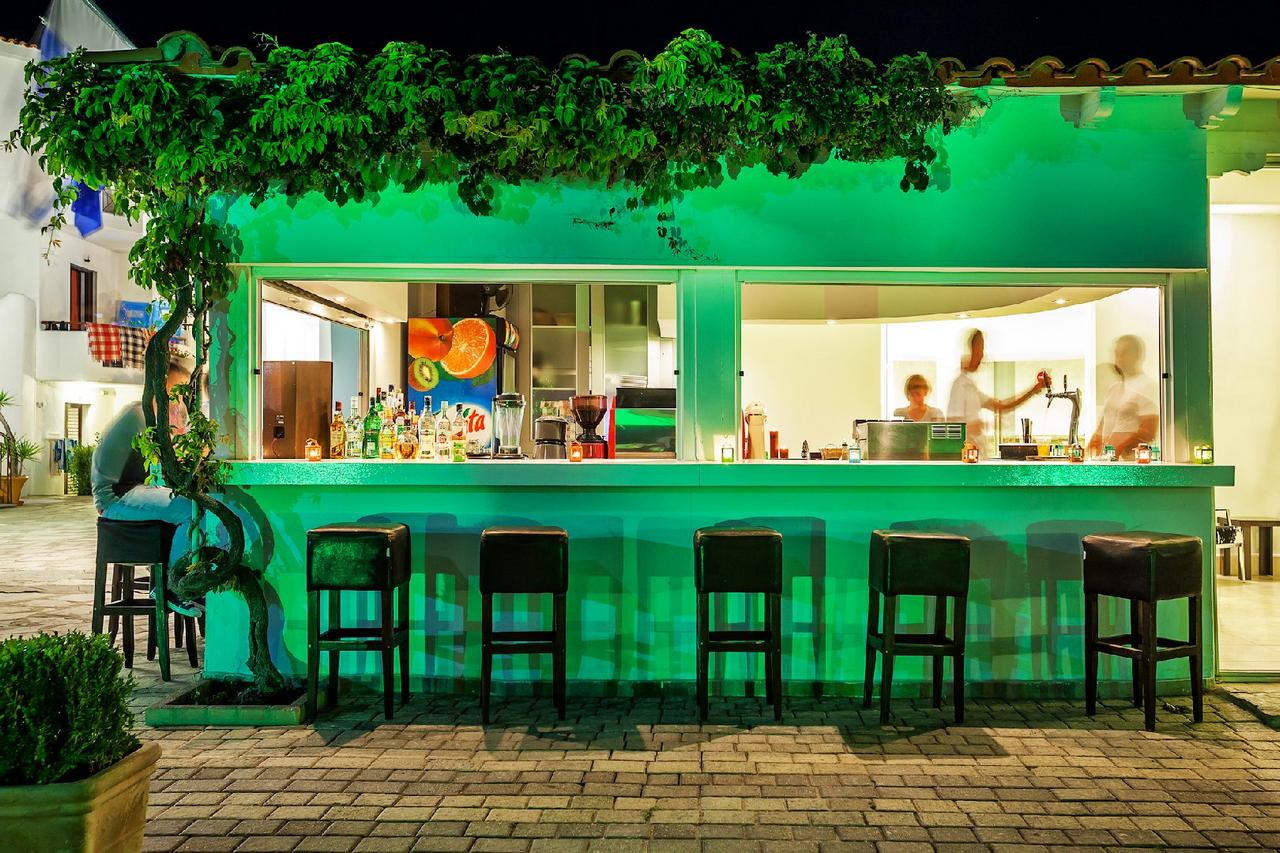 Hotel Xenios Dolphin Beach bar .jpg