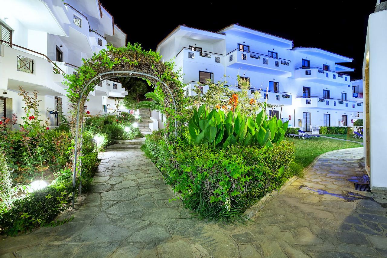 Hotel Xenios Dolphin Beach basta nocu.jpg