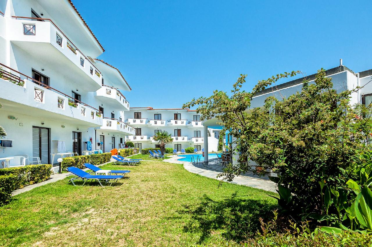Hotel Xenios Dolphin Beach bazen i basta.jpg