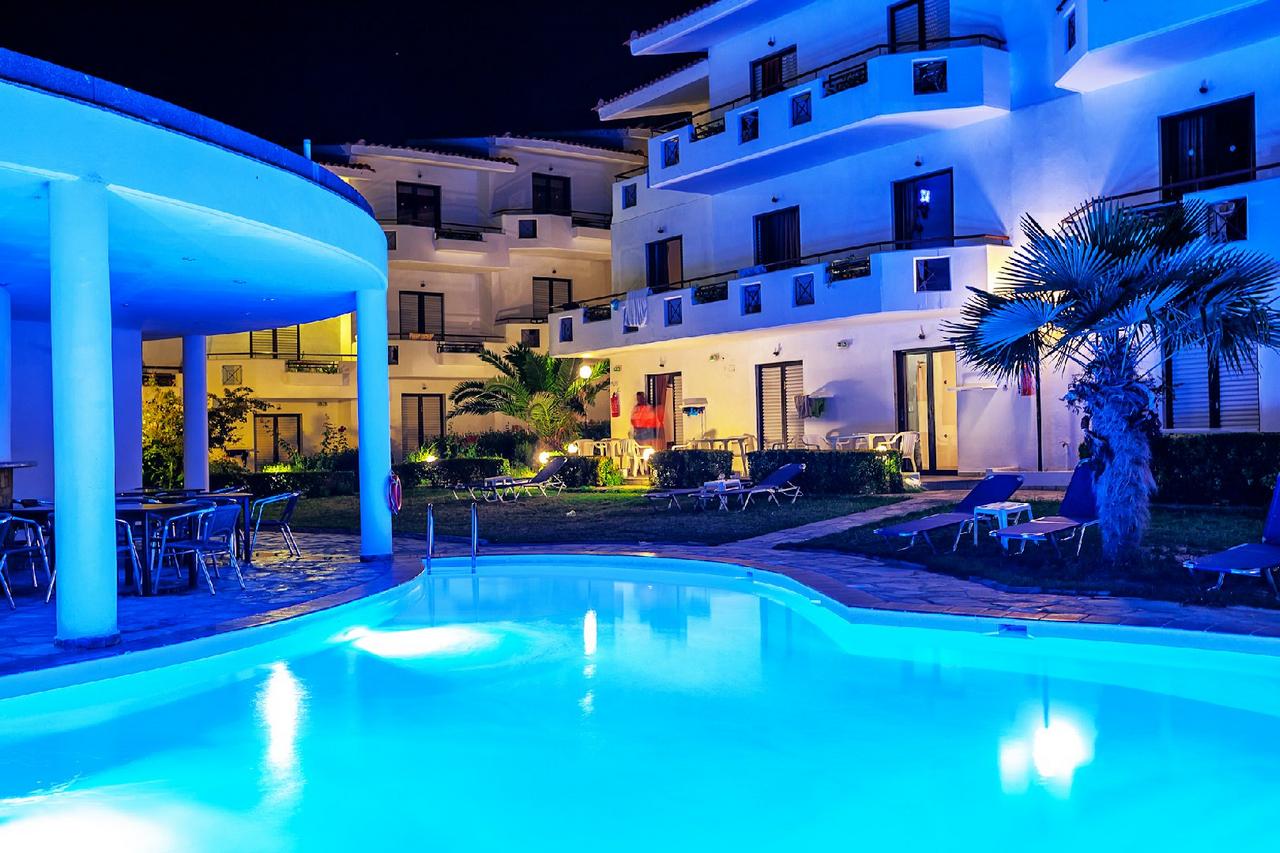 Hotel Xenios Dolphin Beach bazen nocu.jpg
