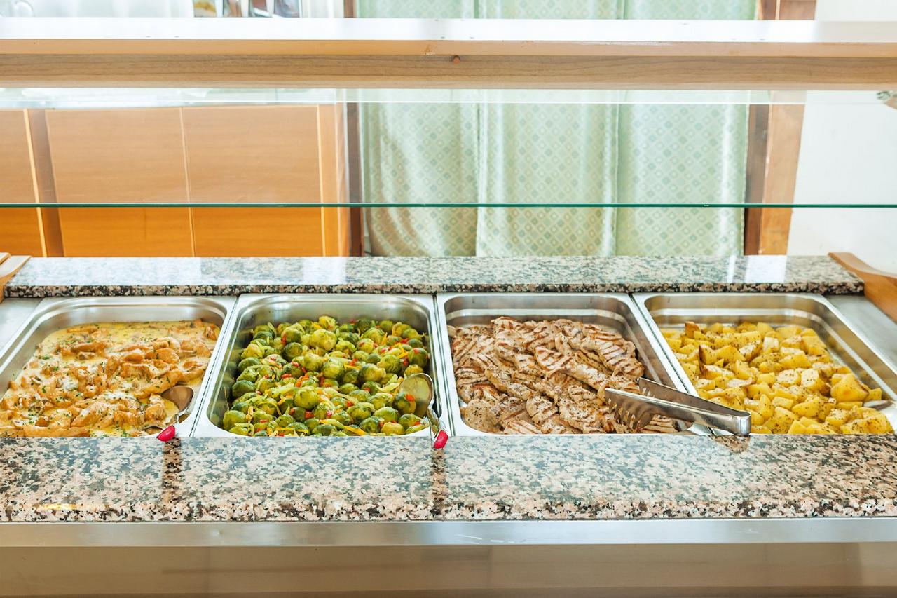 Hotel Xenios Dolphin Beach buffet.jpg