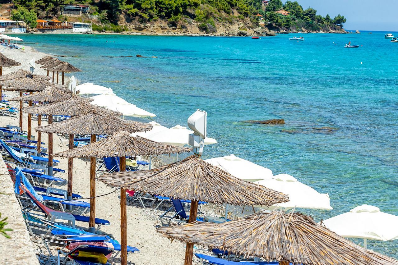 Hotel Xenios Dolphin Beach plaza.jpg
