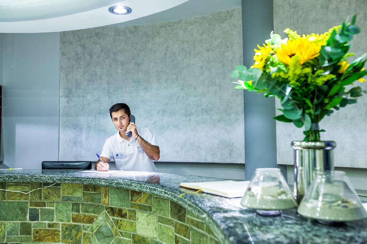 Hotel Xenios Dolphin Beach recepcija.jpg
