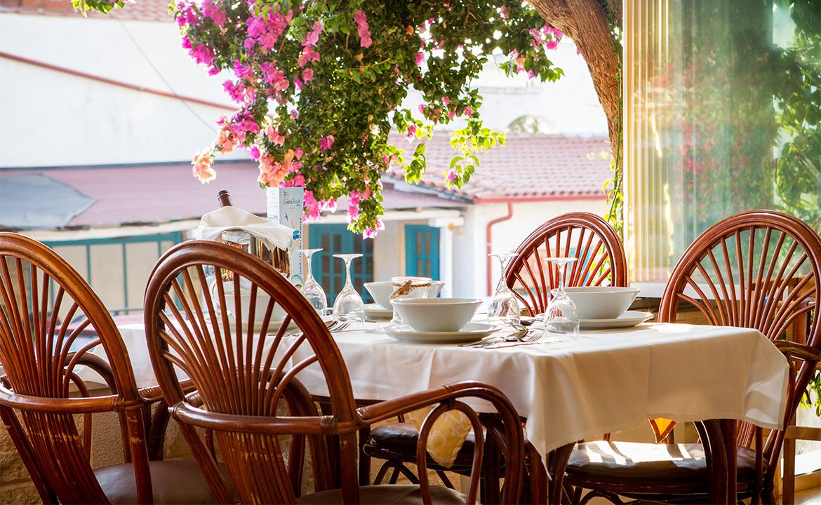 Hotel Xenios Loutra Beach restaurant.jpg