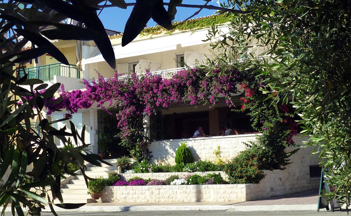 Hotel Xenios Loutra Beach spolja.jpg