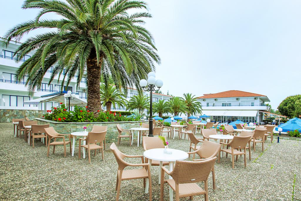 Hotel Xenios Port Marina Pool bar.jpg