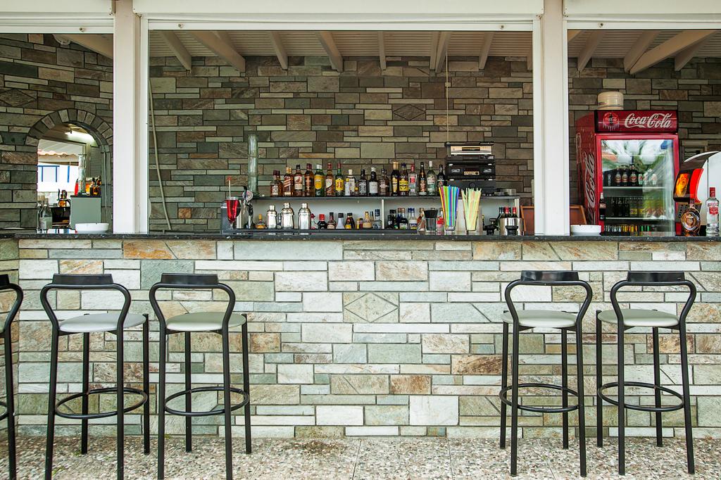 Hotel Xenios Port Marina bar na bazenu.jpg