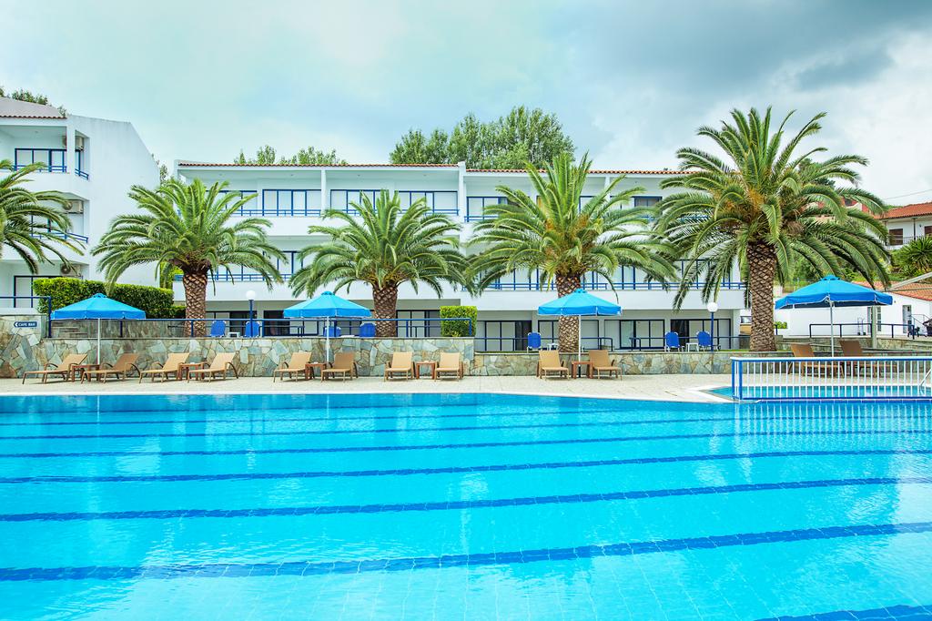 Hotel Xenios Port Marina bazen sa lezaljkama.jpg