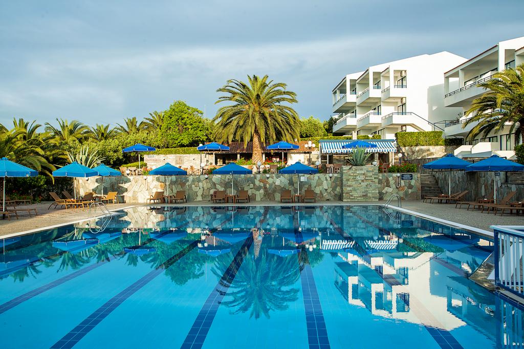 Hotel Xenios Port Marina bazen.jpg