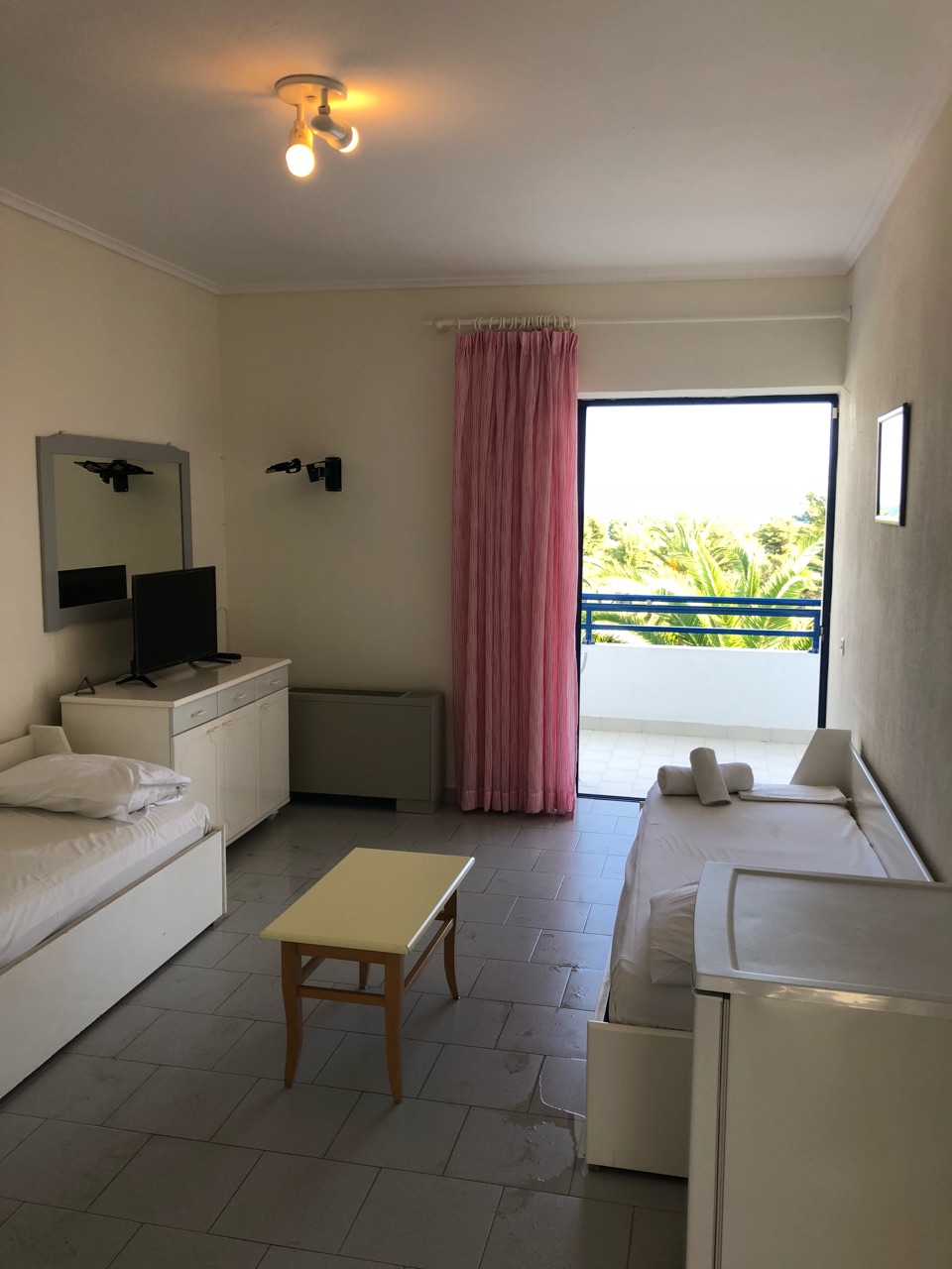 Hotel Xenios Port Marina family room one bedroom dnevni boravak.jpg