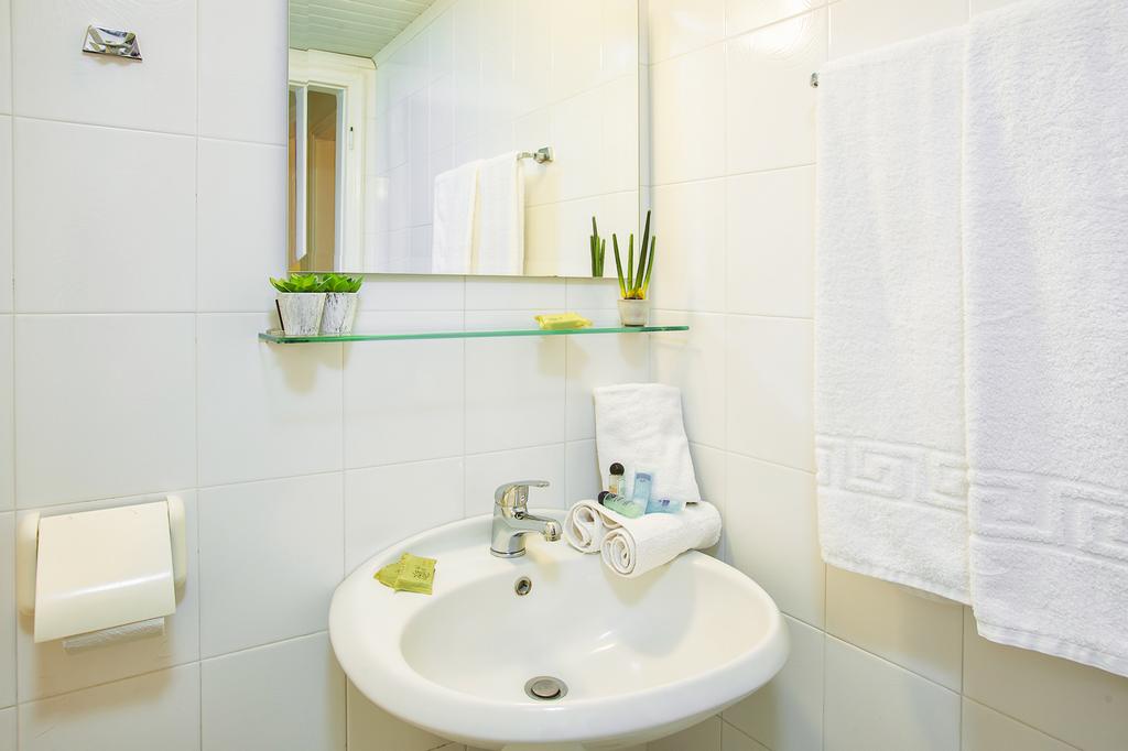 Hotel Xenios Port Marina family room one bedroom kupatilo.jpg