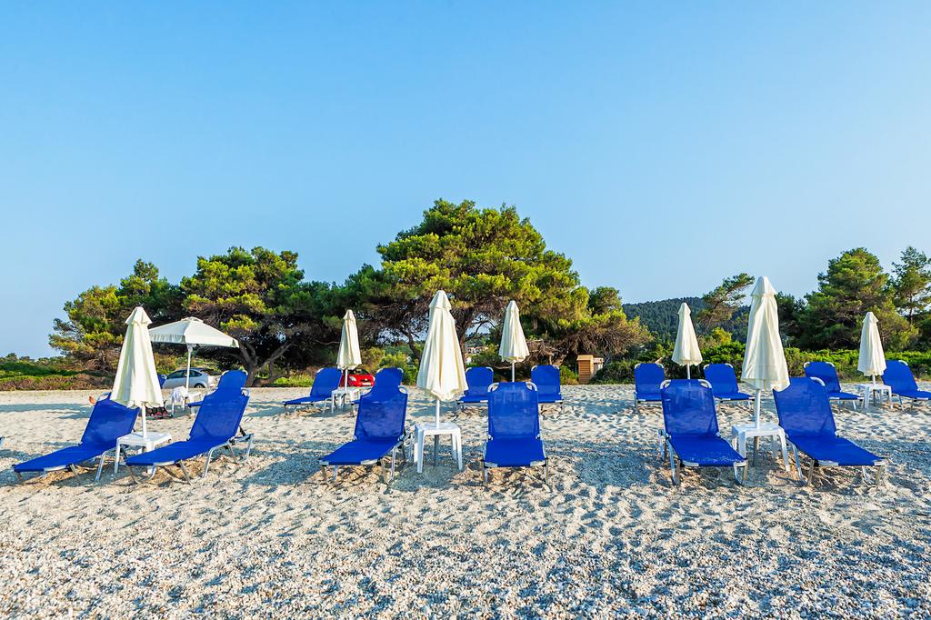 Hotel Xenios Port Marina plaza sa lezaljkama.jpg