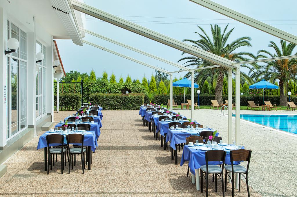 Hotel Xenios Port Marina restoran na otvorenom.jpg
