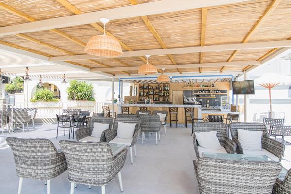 Across Opera Blue hotel - bar pored bazena.jpg