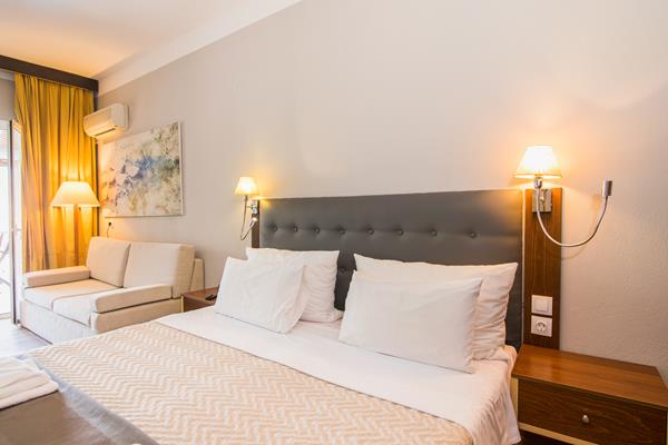 Across Opera Blue hotel - francuski lezaj drugi ugao.jpg