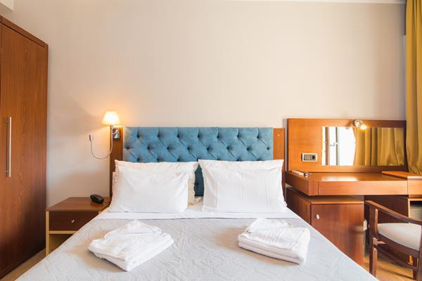 Across Opera Blue hotel - francuski lezaj iz jos jednog ugla.jpg