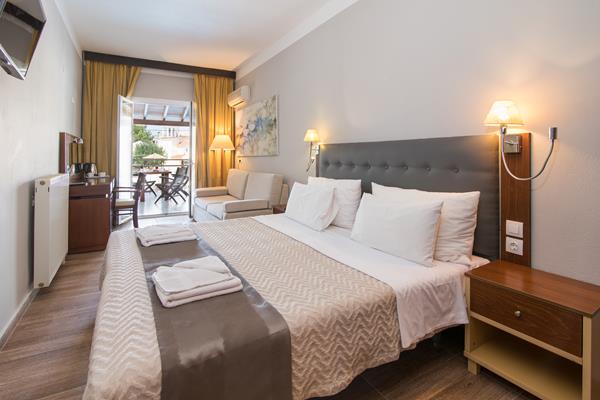 Across Opera Blue hotel - francuski lezaj.jpg