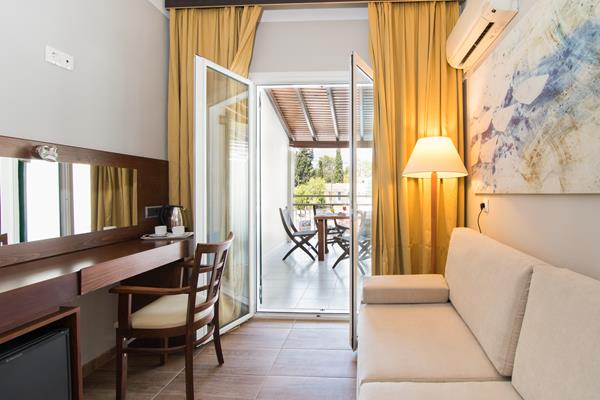 Across Opera Blue hotel - pogled na balkon iz sobe.jpg