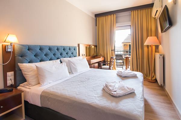 Across Opera Blue hotel - soba iz jos jednog ugla.jpg