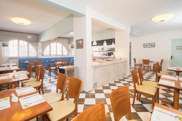 Across Opera Blue hotel - stolovi restorana.jpg