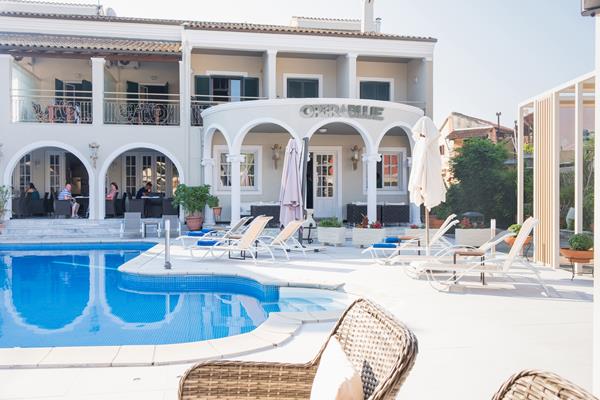 Across Opera Blue hotel - ulaz u hotel.jpg