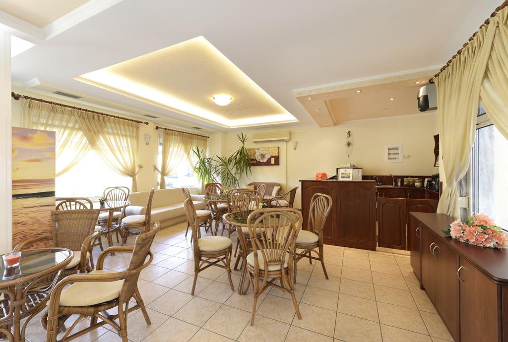 Hotel Amalia bar.jpg