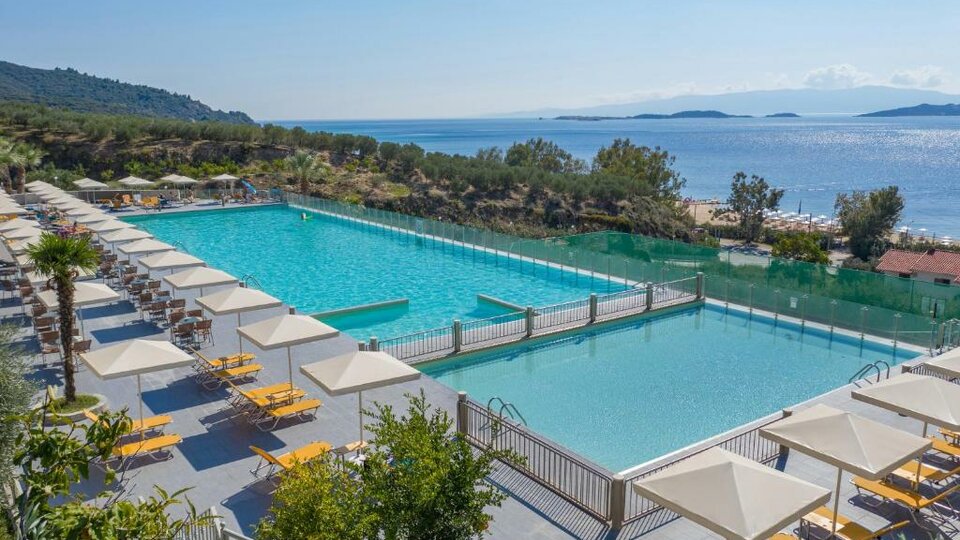 Akrathos beach hotel bazeni.jpg