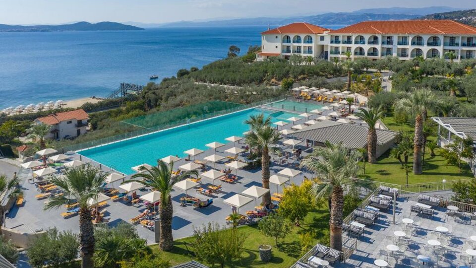 Akrathos beach hotel panoramski pogled.jpg