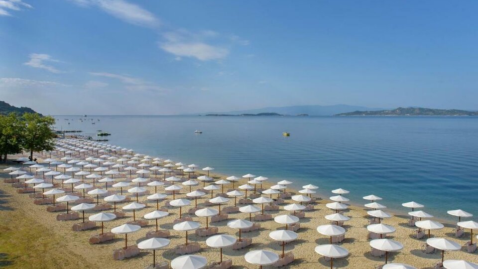Akrathos beach hotel plaza.jpg