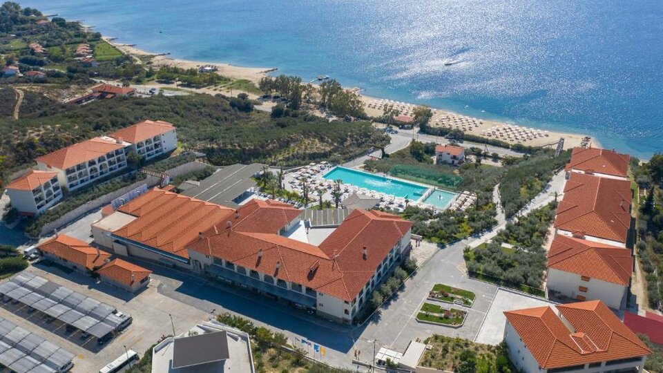Akrathos beach hotel pogled iz drona.jpg