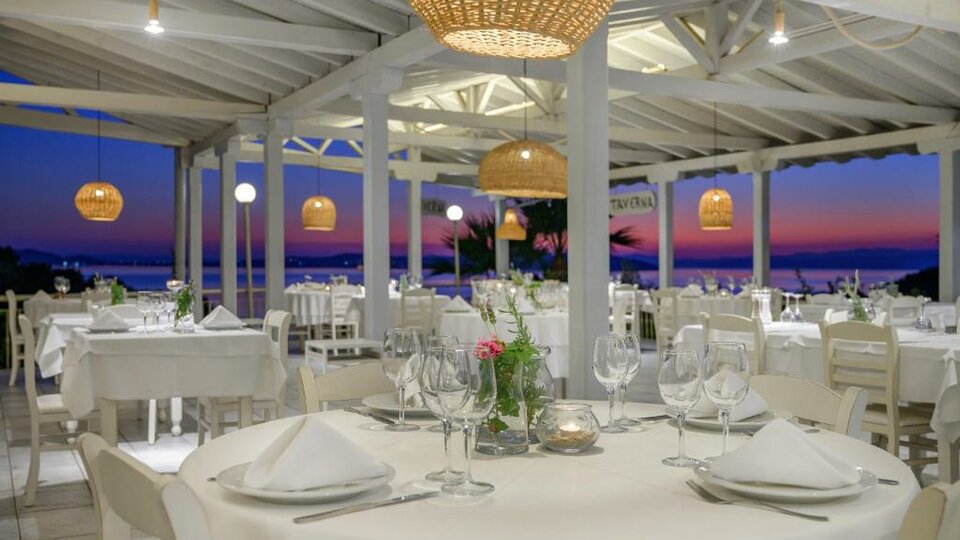Hotel Akrathos beach hotel restoran nocu.jpg