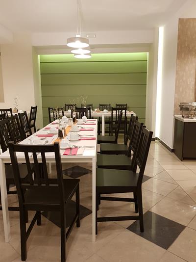 Akropol hotel - stolovi i stolice u restoranu.jpg