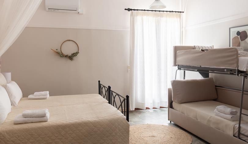 Akroyiali hotel - pogled na sobu za 4 osobe.jpg