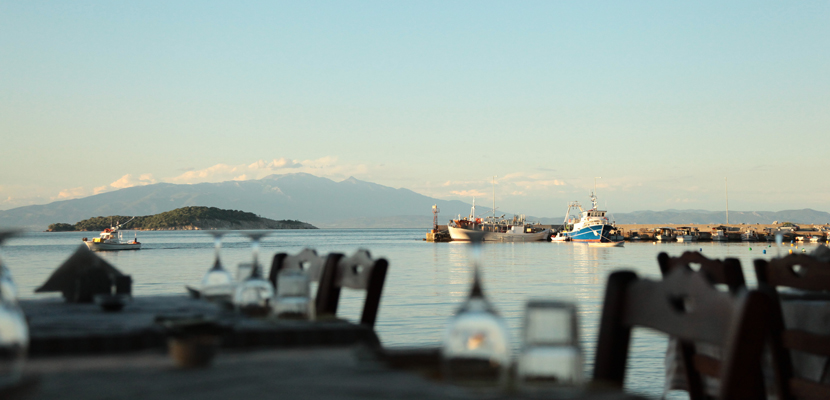 Akroyiali hotel - stolovi na plaži.jpg