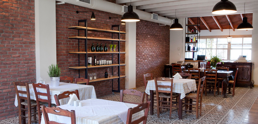 Akroyiali hotel - unutrašnjost restorana.jpg